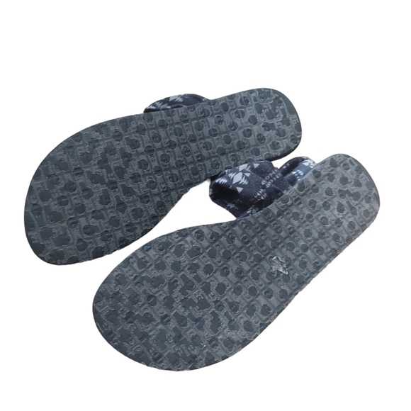 7 Sanuk black and gray sandals - Picture 6 of 6